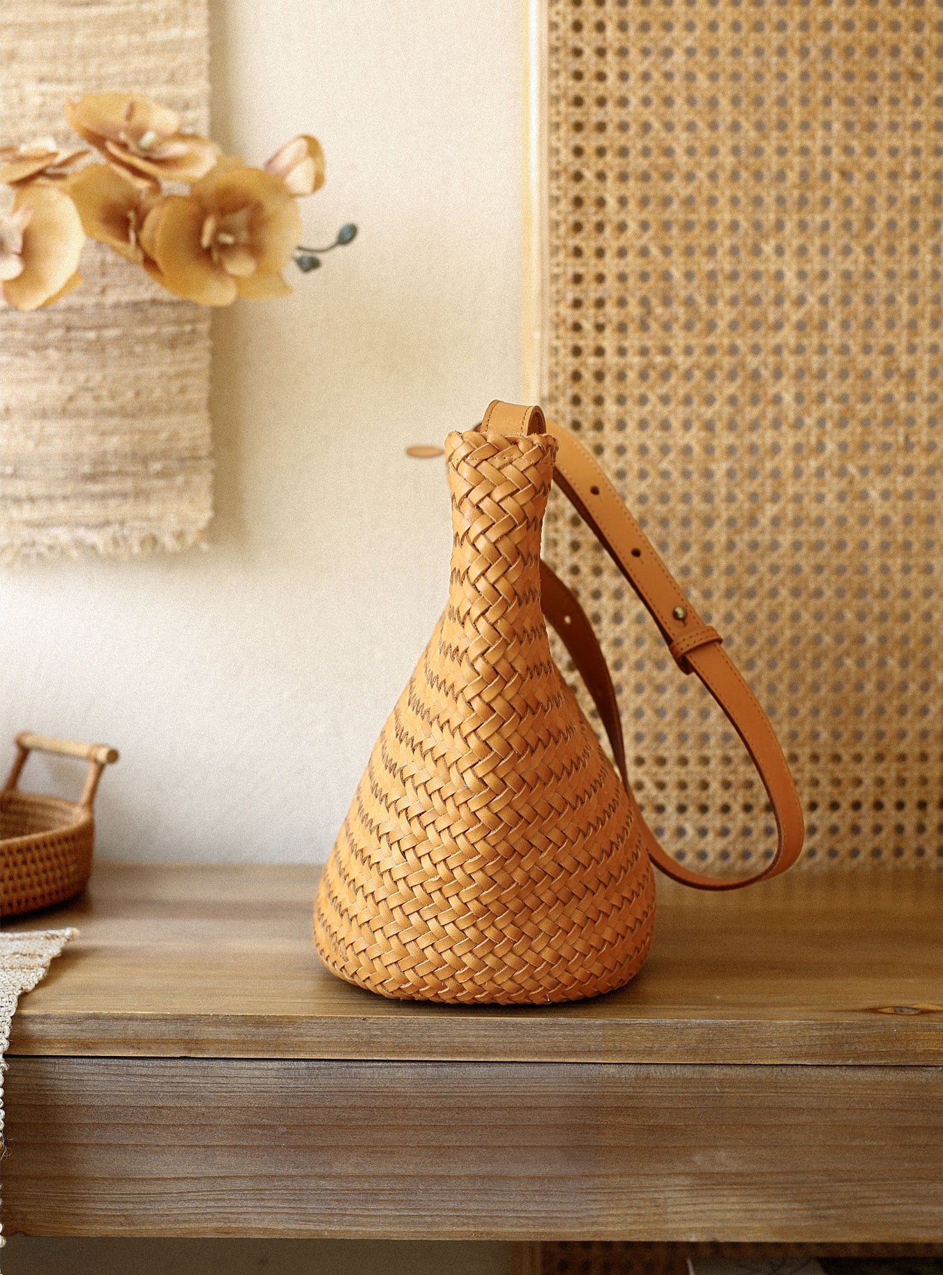 Handwoven Full-Grain Leather Bucket Bag – Two Sizes | Vegetable-Tanned Leather Shoulder Bag, 19 Colours, Hydrophobic Finish