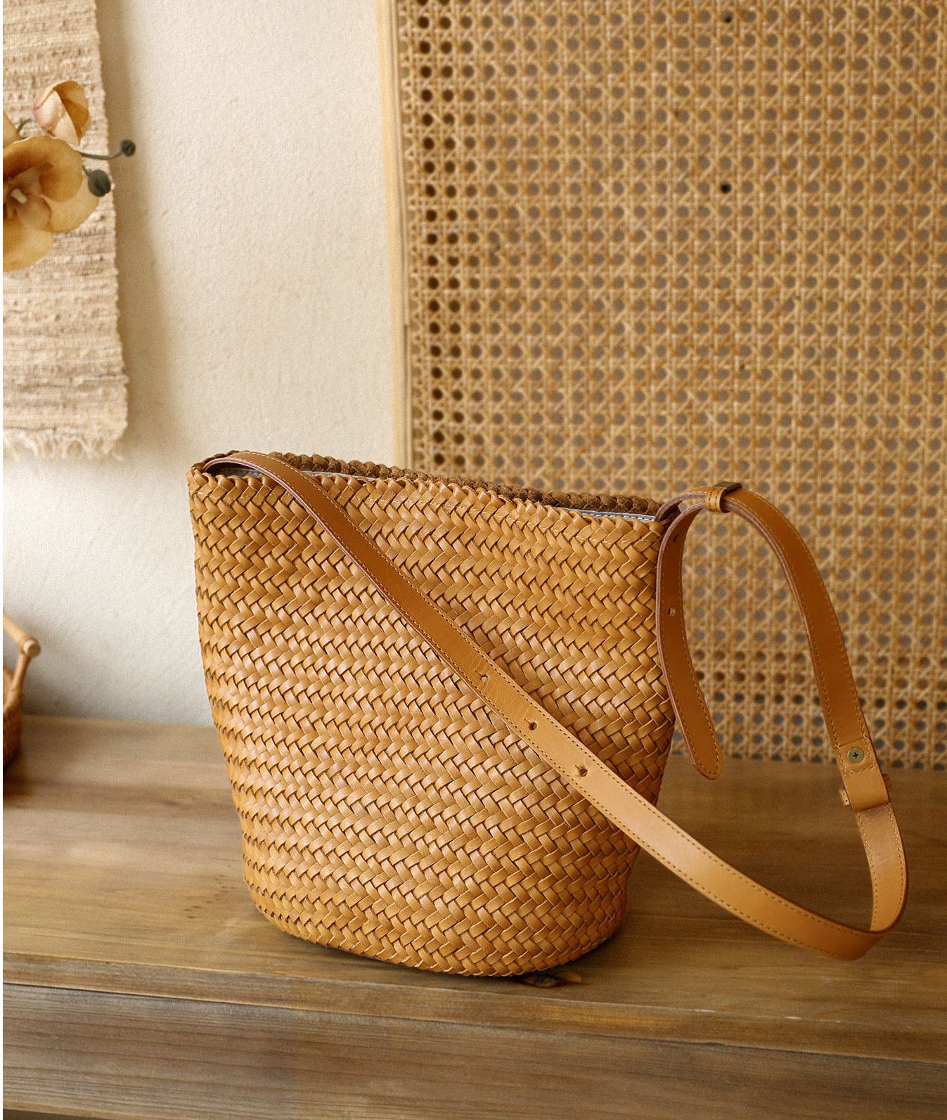 Handwoven Full-Grain Leather Bucket Bag – Two Sizes | Vegetable-Tanned Leather Shoulder Bag, 19 Colours, Hydrophobic Finish