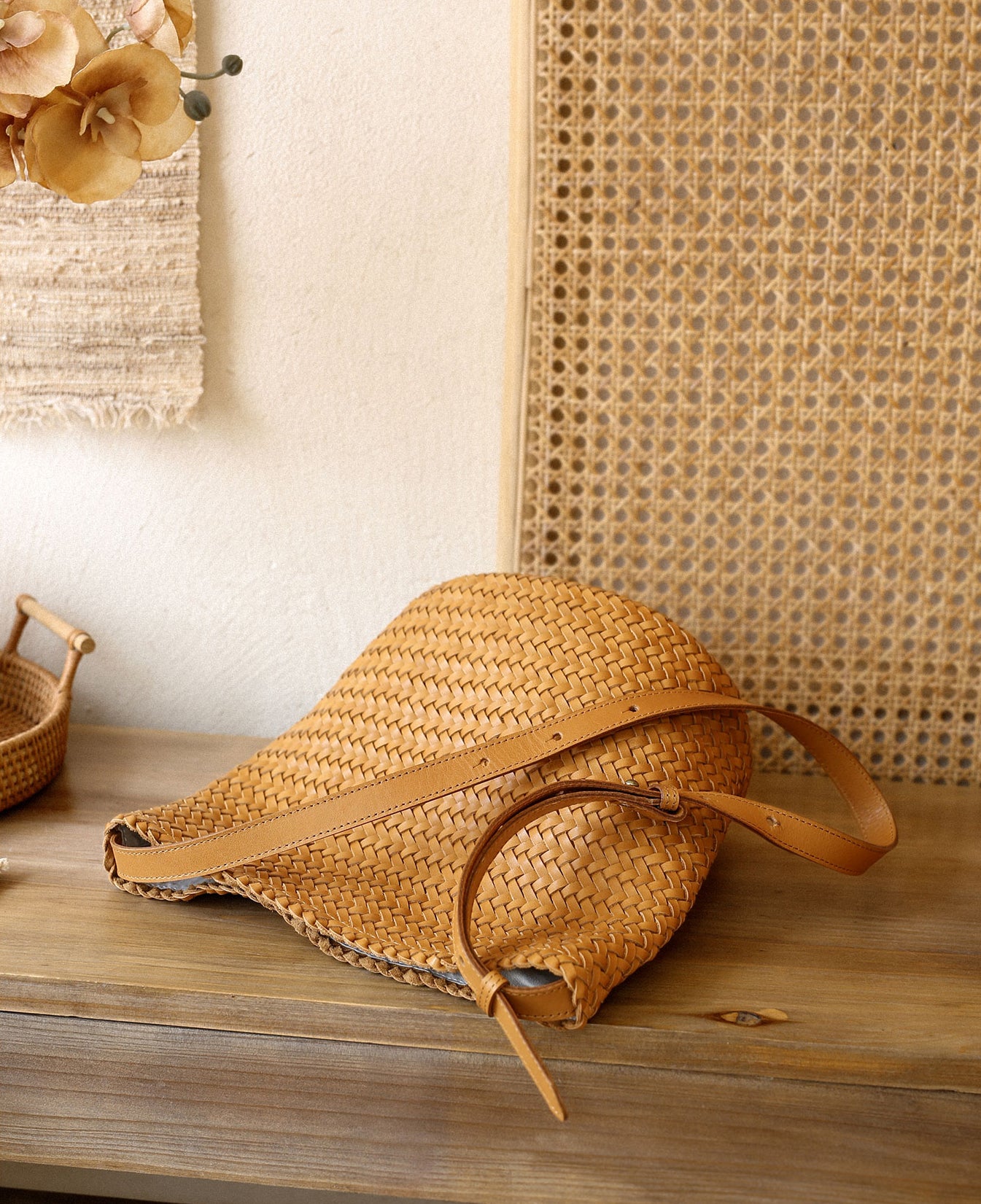 Handwoven Full-Grain Leather Bucket Bag – Two Sizes | Vegetable-Tanned Leather Shoulder Bag, 19 Colours, Hydrophobic Finish