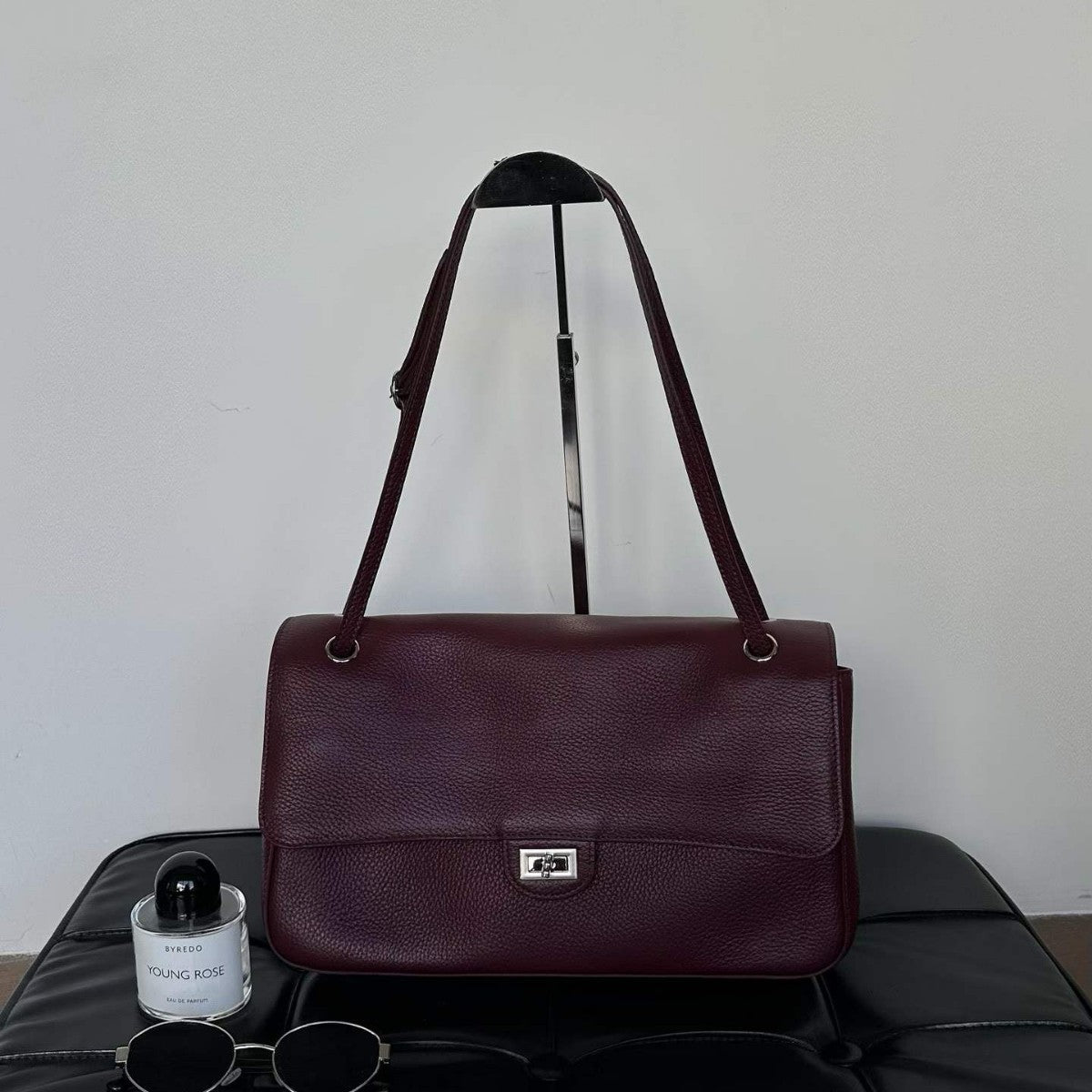 Minimalist Commuter Leather Shoulder Bag | Top Grain Cowhide Handbag with Twist-Lock Closure