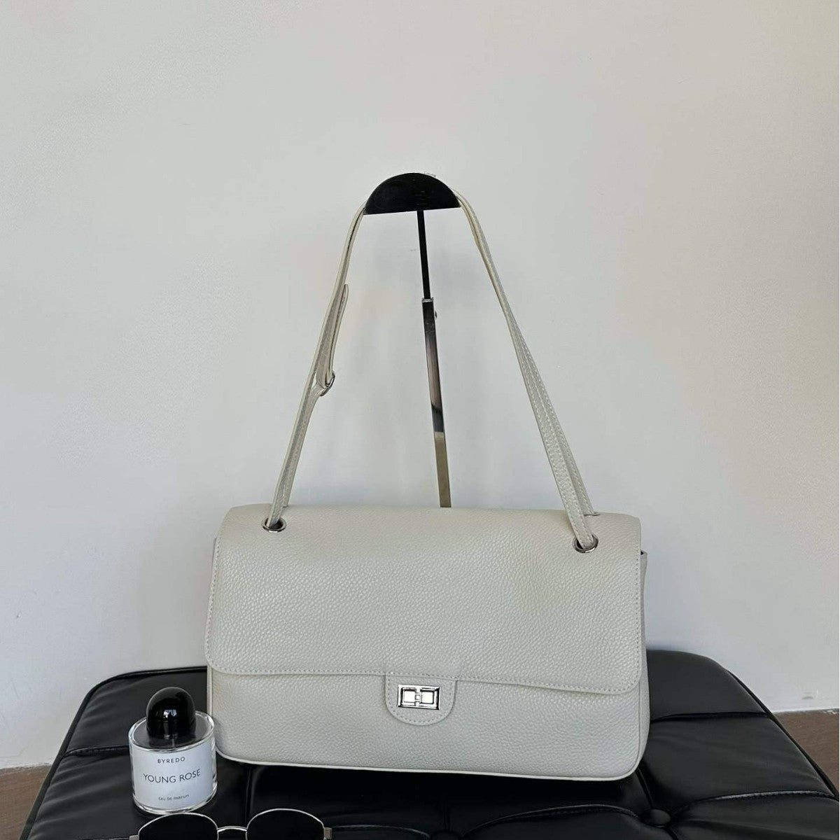 Minimalist Commuter Leather Shoulder Bag | Top Grain Cowhide Handbag with Twist-Lock Closure
