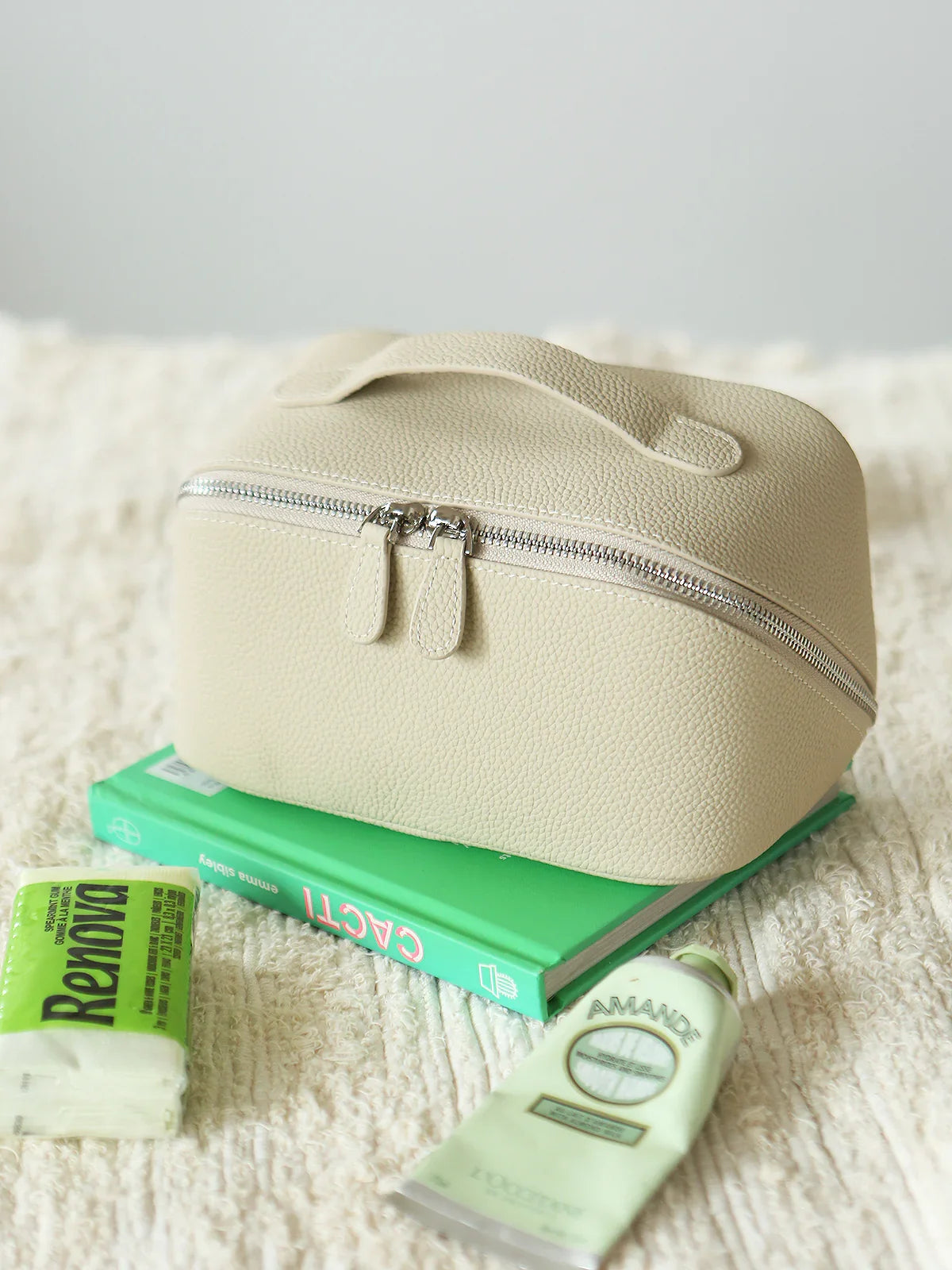 Premium Full Grain Pebbled Leather Makeup Bag With Minimalist Designer Travel Toiletry Bag For Women