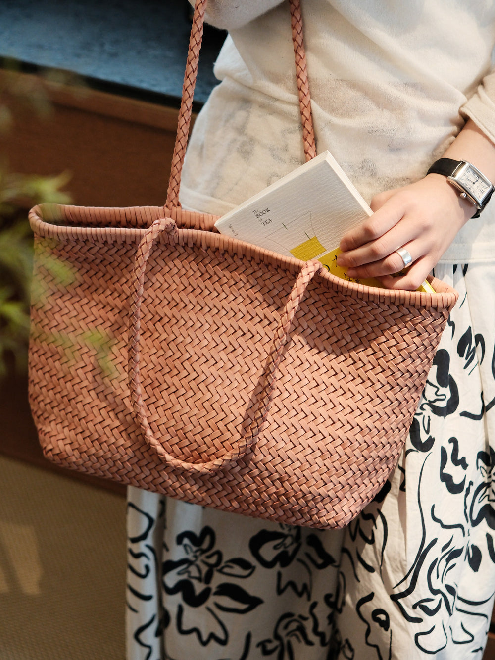Handwoven Basket Tote Bag | Vegetable-Tanned Italian Cowhide Hand-Carry Bag | Minimalist Summer Commuter Style