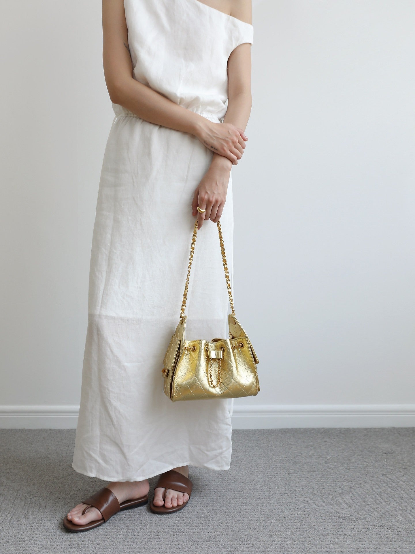 Quilted Diamond Leather Drawstring Hobo Bag – Gold Chain Strap | Lambskin & Cowhide Shoulder Bag for Women