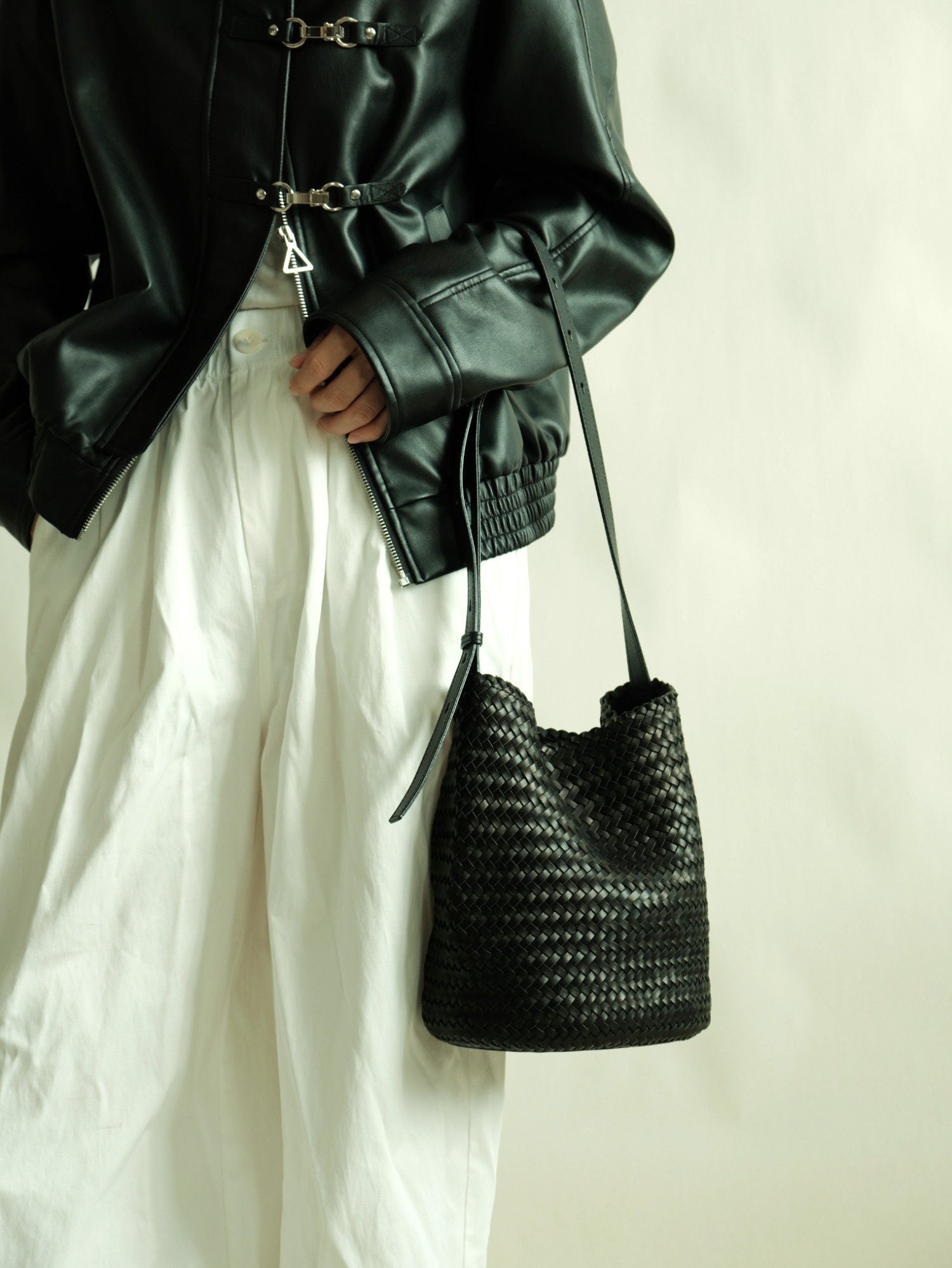 Handwoven Full-Grain Leather Bucket Bag | Stylish Shoulder Bag for Women | Leather Beach Bag