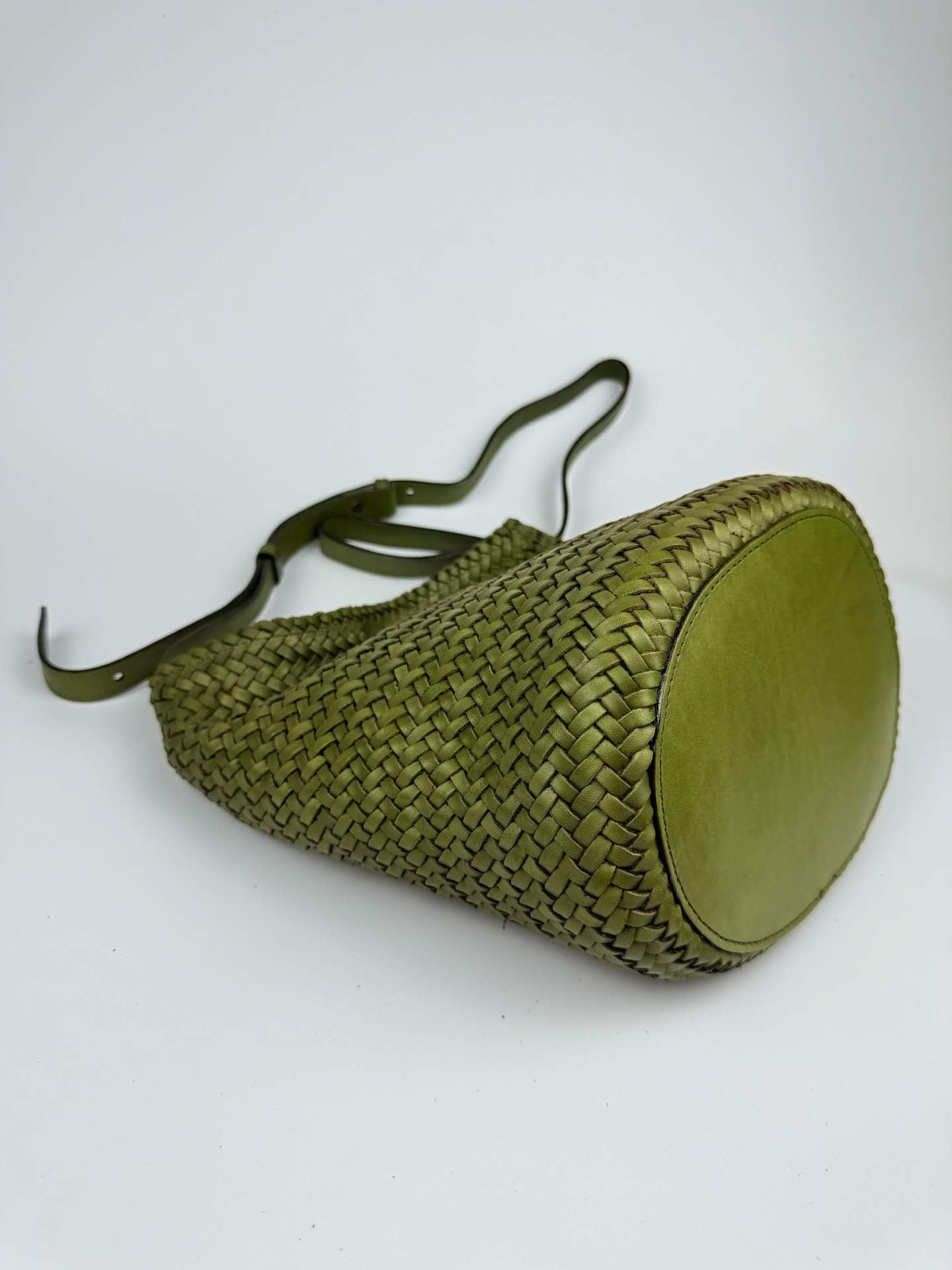 Handwoven Full-Grain Leather Bucket Bag | Stylish Shoulder Bag for Women | Leather Beach Bag