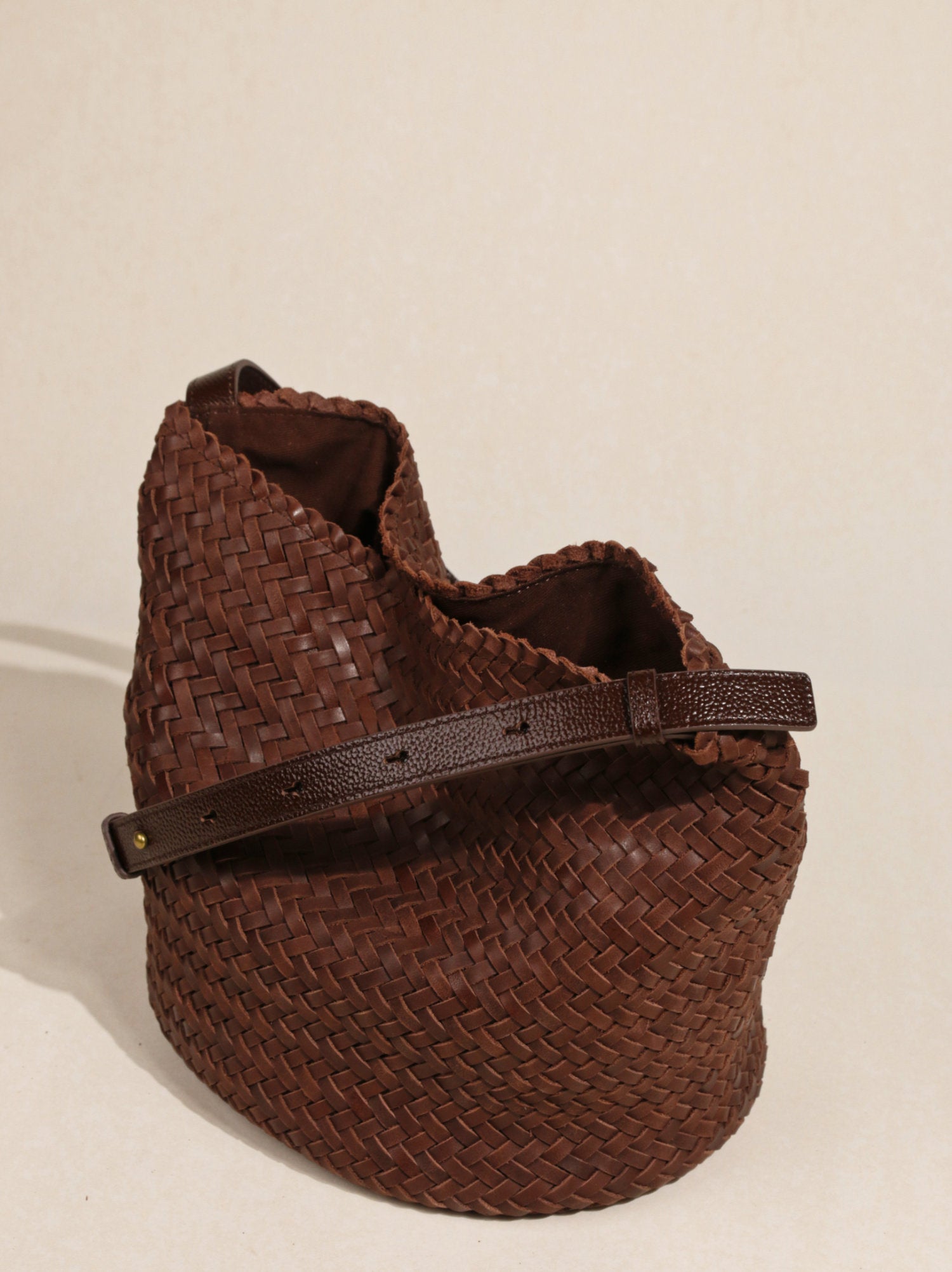 Handwoven Full-Grain Leather Bucket Bag | Stylish Shoulder Bag for Women | Leather Beach Bag