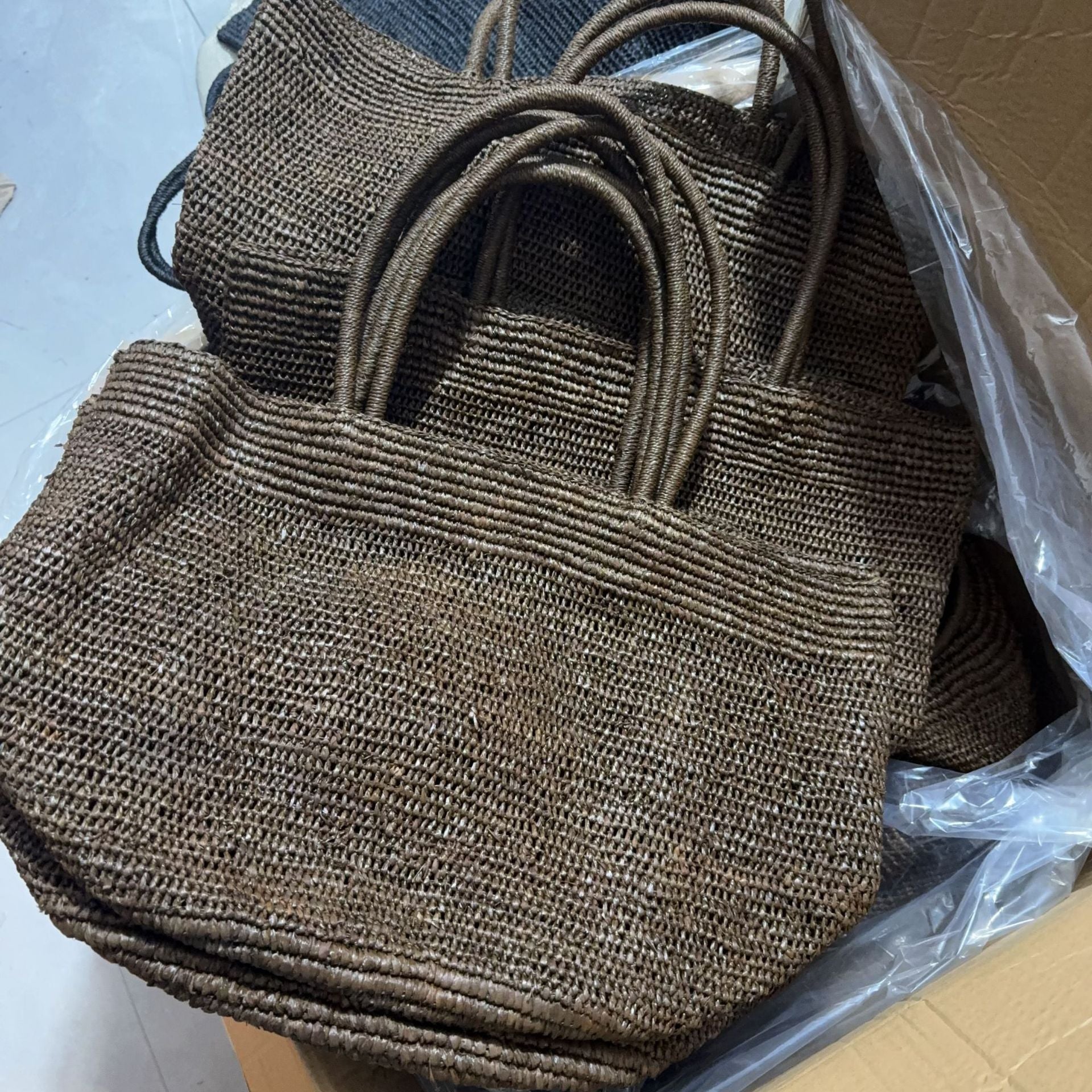 Natural raffia straw tote with woven handle detail – handmade beach bag reinforced construction