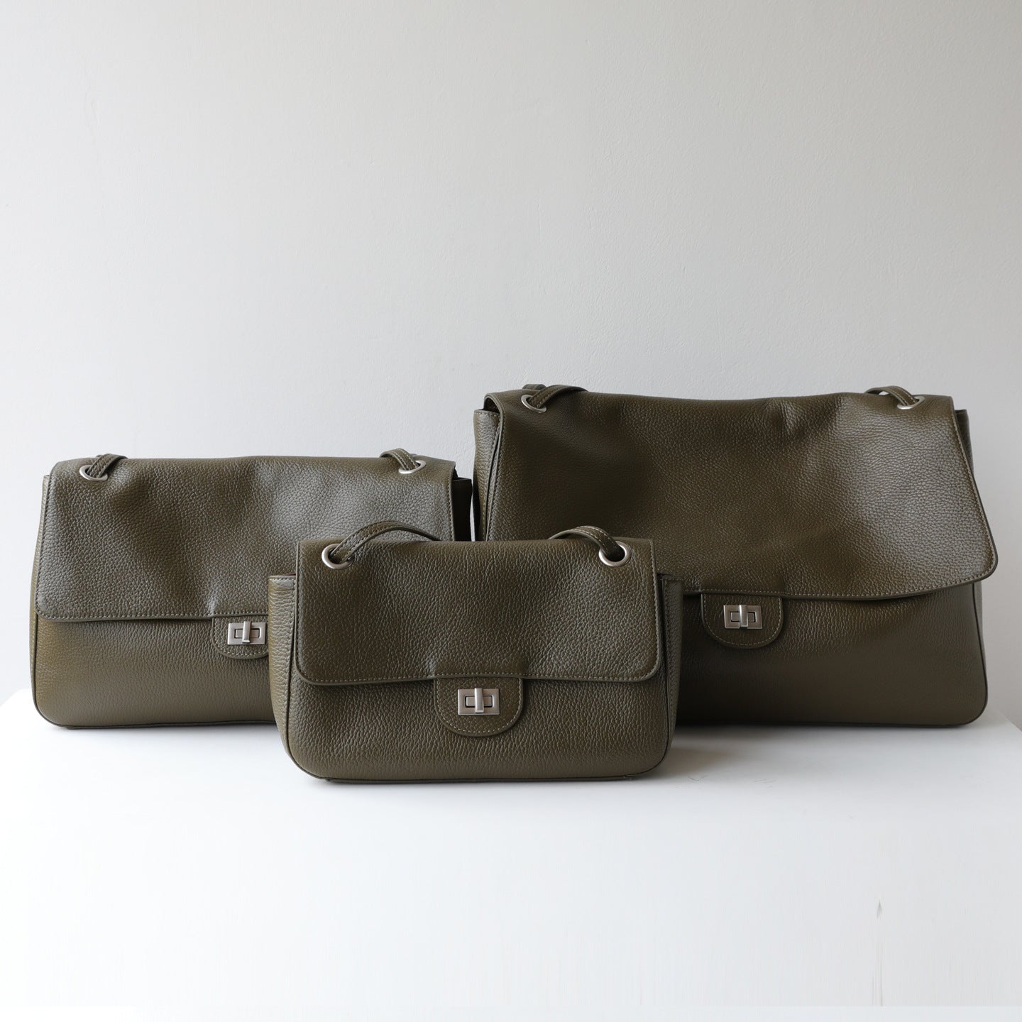 Minimalist Commuter Leather Shoulder Bag | Top Grain Cowhide Handbag with Twist-Lock Closure