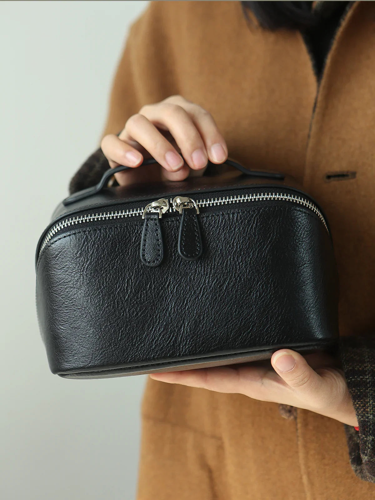 Premium Full Grain Pebbled Leather Makeup Bag With Minimalist Designer Travel Toiletry Bag For Women black