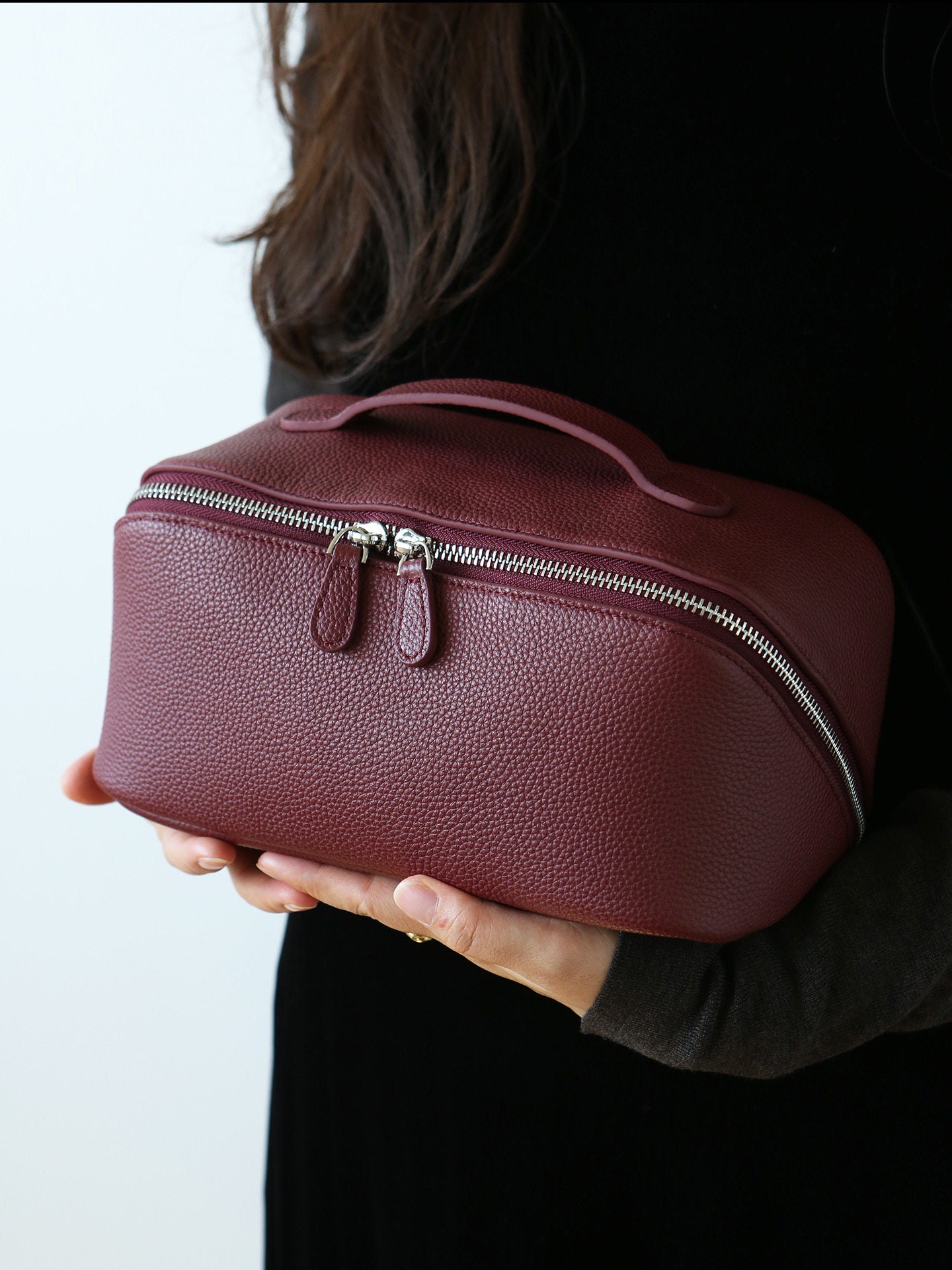 Premium Full-Grain Pebbled Leather Toiletry & Makeup Bag – Minimalist Design Travel-Ready Organiser For Women