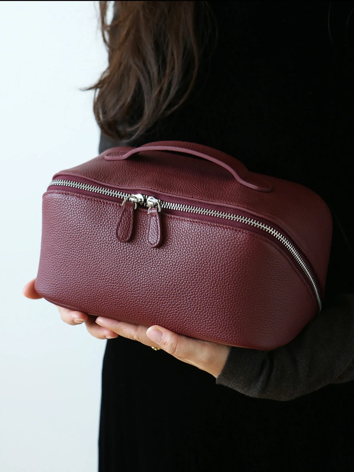 Premium Full Grain Pebbled Leather Makeup Bag With Minimalist Designer Travel Toiletry Bag For Women