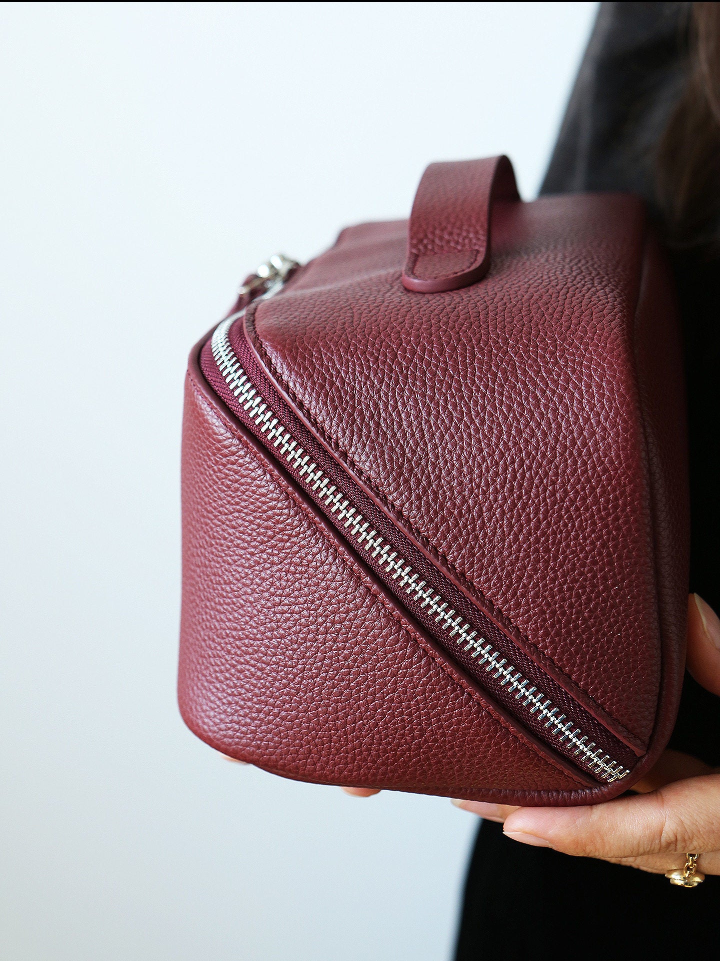 Premium Full-Grain Pebbled Leather Toiletry & Makeup Bag – Minimalist Design Travel-Ready Organiser For Women