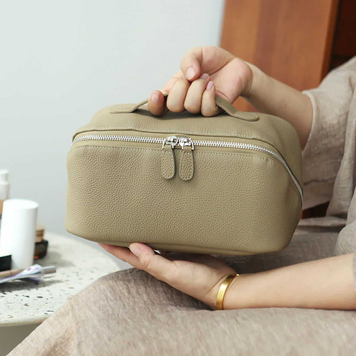 Premium Full Grain Pebbled Leather Makeup Bag With Minimalist Designer Travel Toiletry Bag For Women