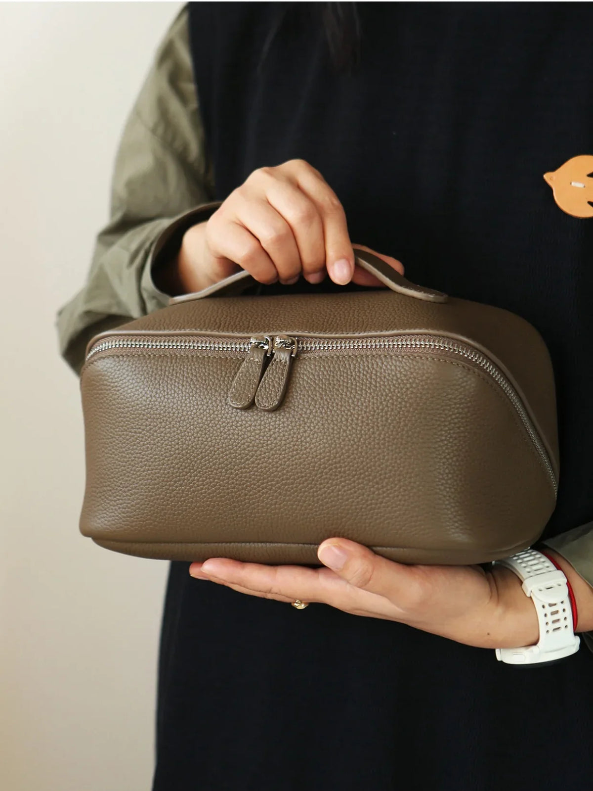 Premium Full Grain Pebbled Leather Makeup Bag With Minimalist Designer Travel Toiletry Bag For Women olive grey