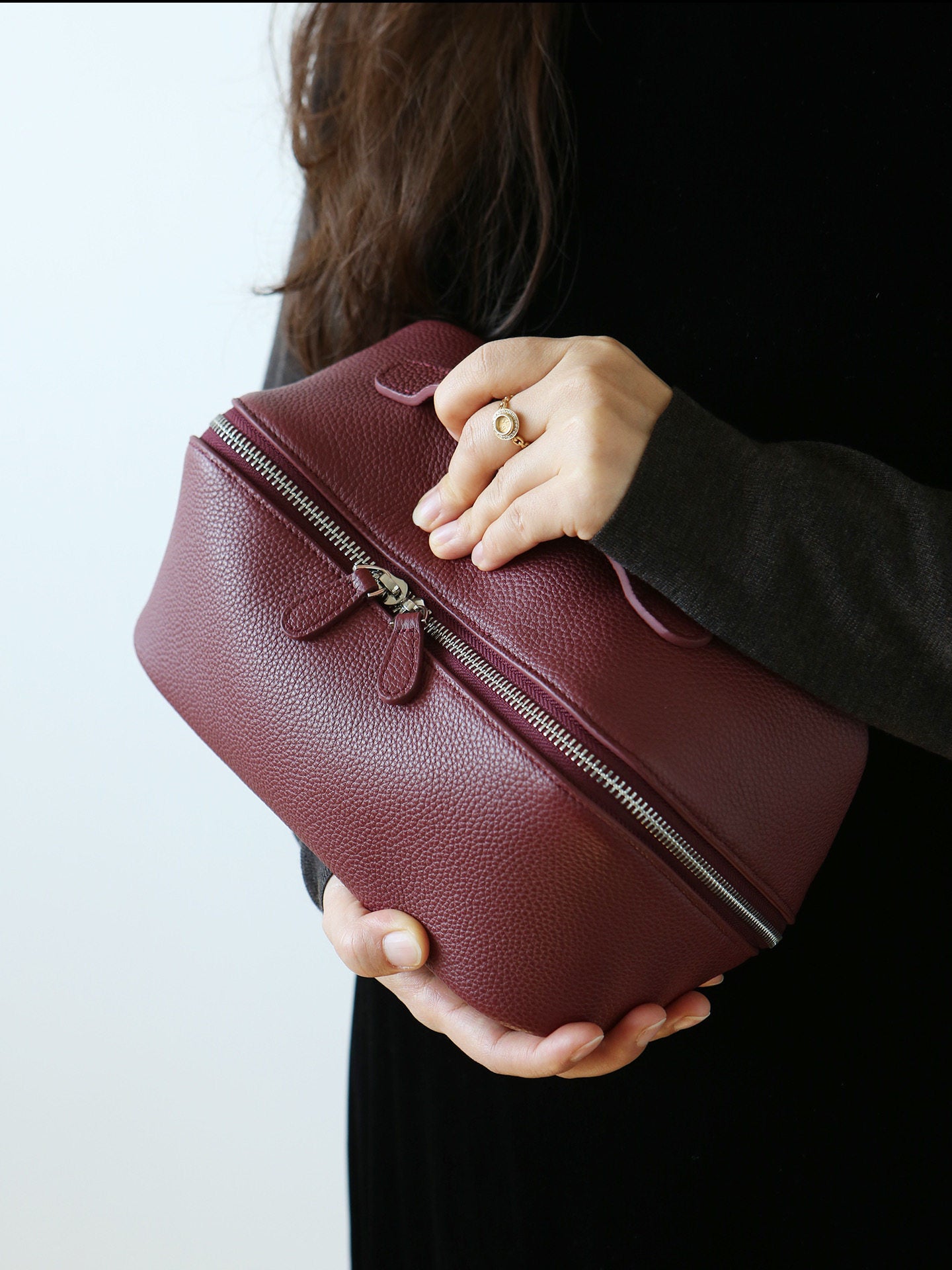 Premium Full-Grain Pebbled Leather Toiletry & Makeup Bag – Minimalist Design Travel-Ready Organiser For Women