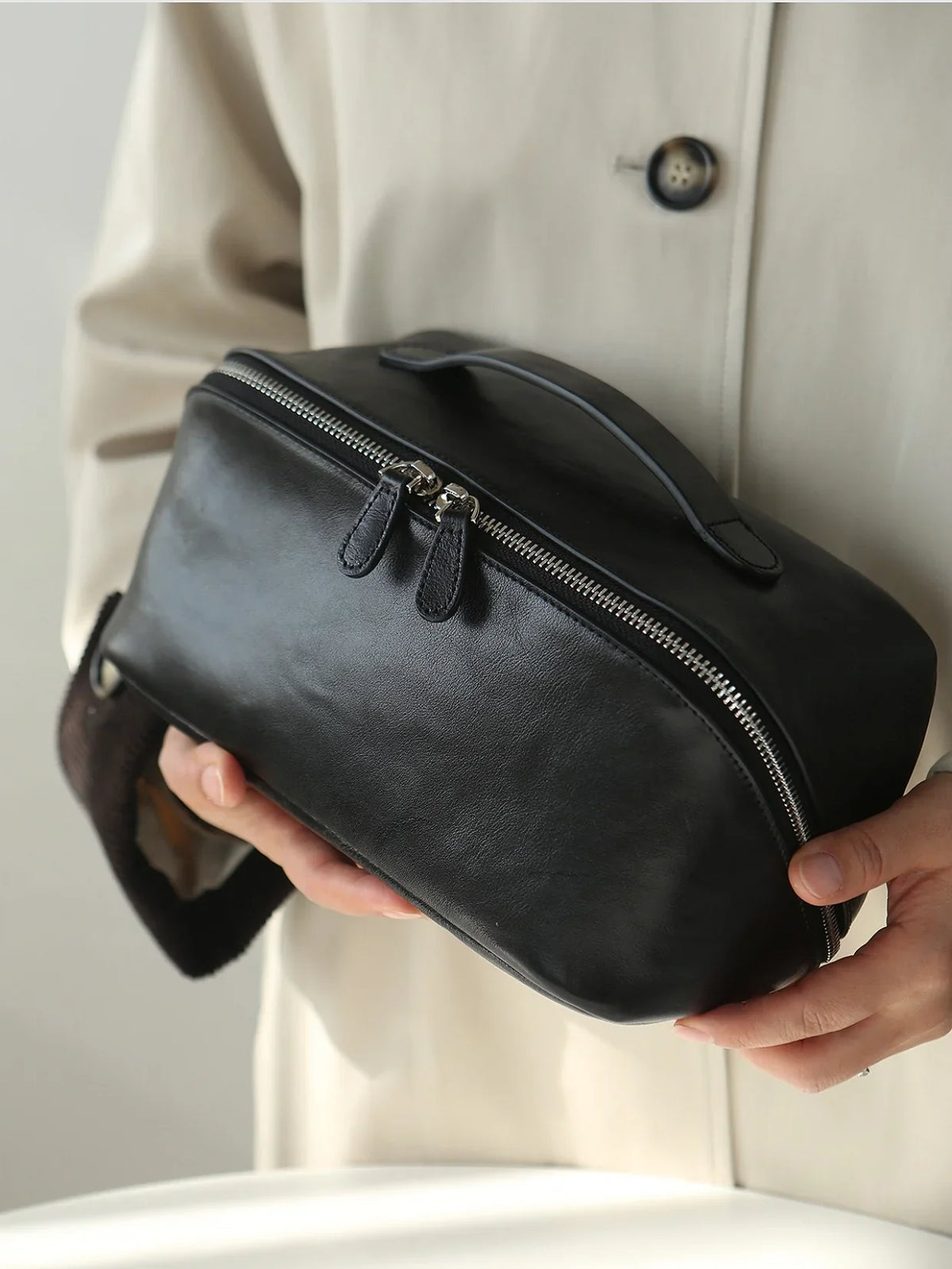 Premium Full Grain Pebbled Leather Makeup Bag With Minimalist Designer Travel Toiletry Bag For Women black