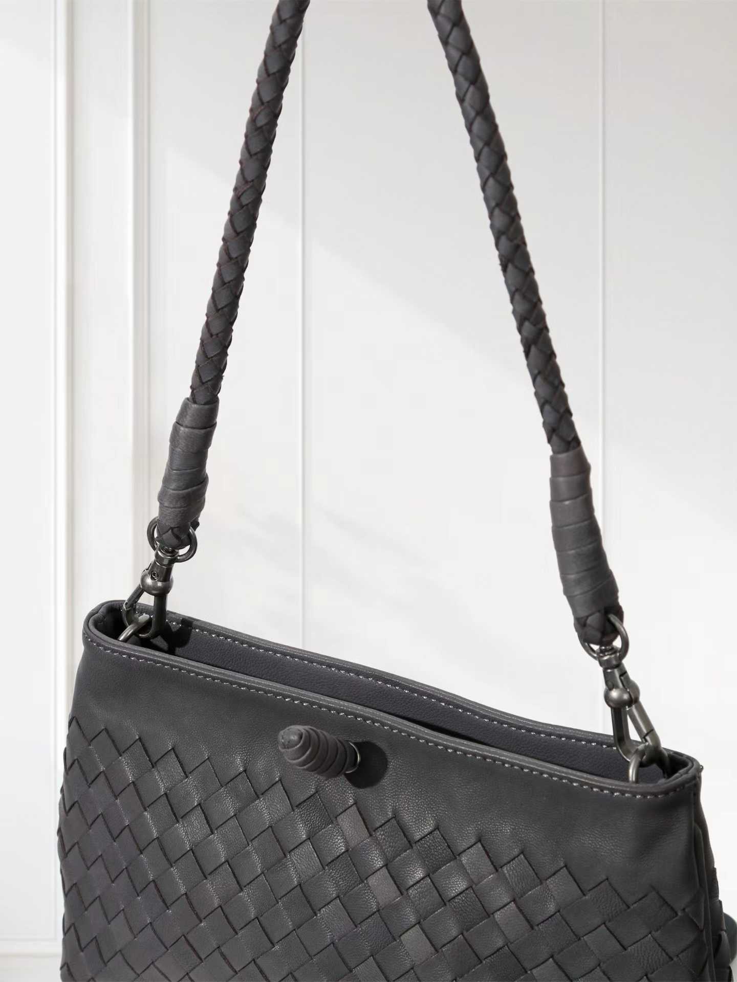 Woven Lambskin Leather Shoulder Bag | Handcrafted Vintage Crossbody Bag